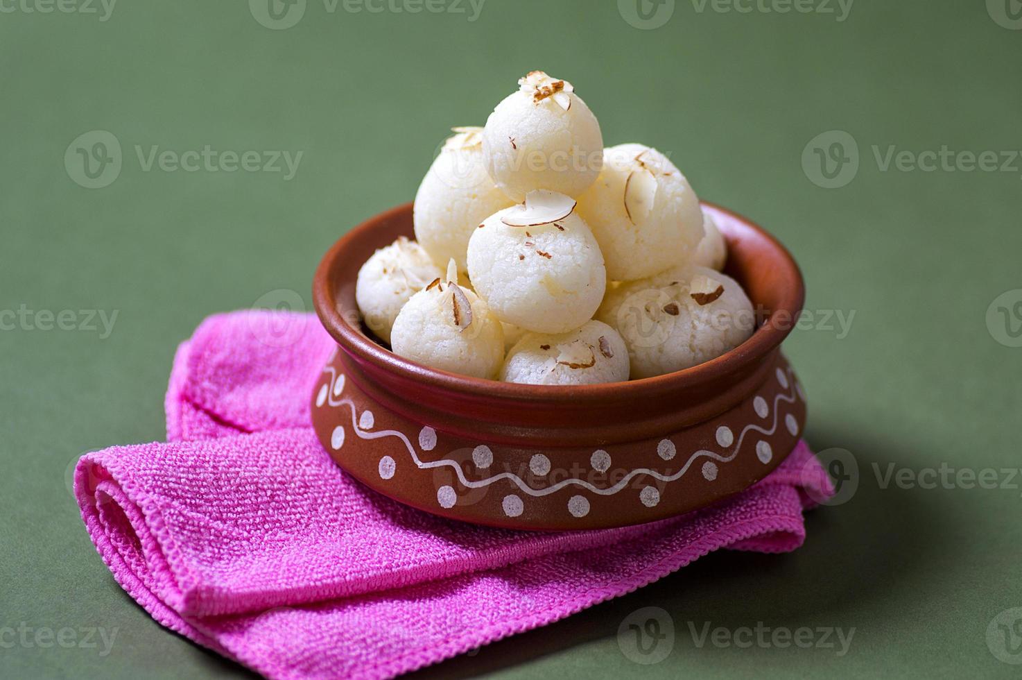 Dulce indio - Rasgulla, famoso dulce bengalí en cuenco de barro con servilleta foto