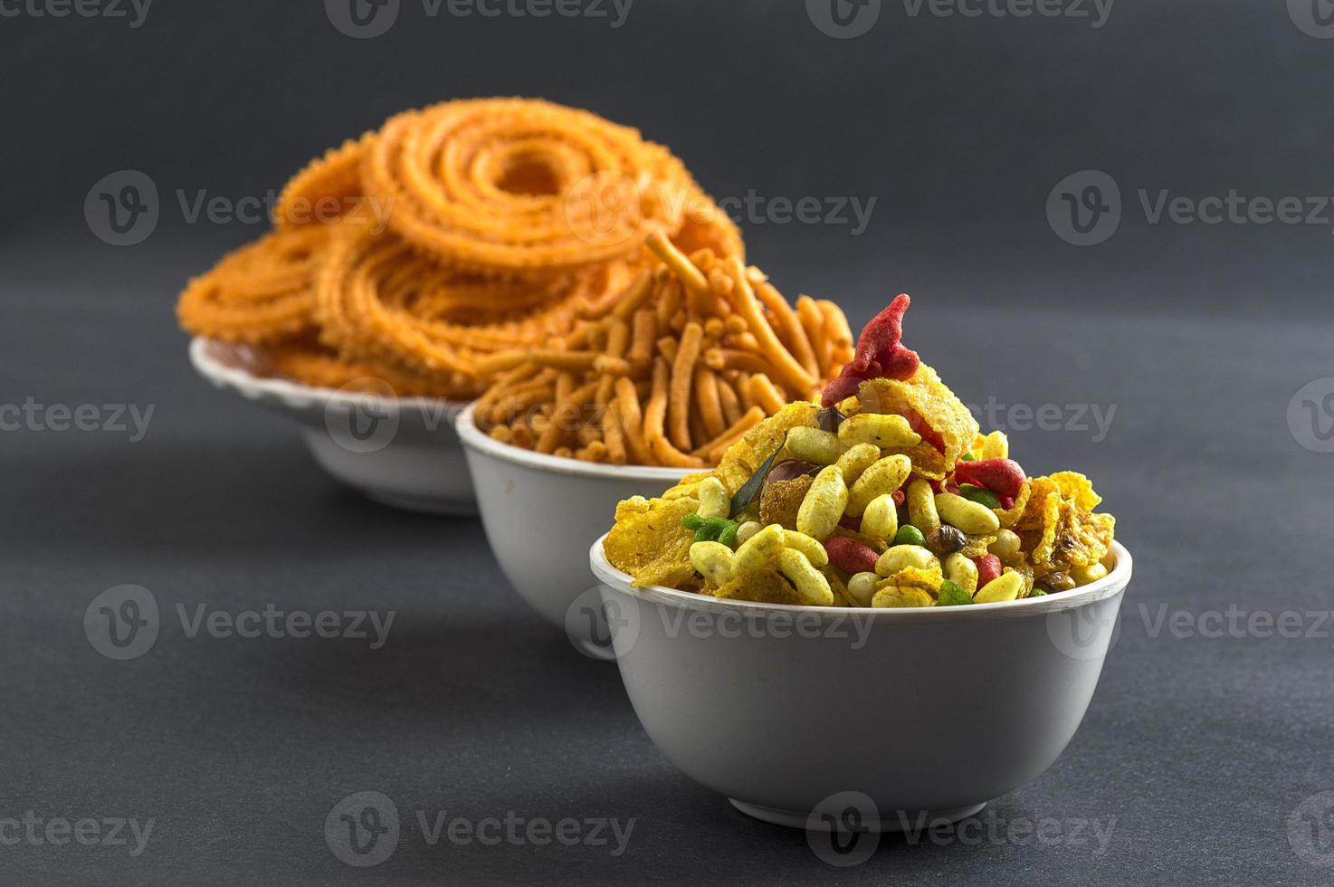 snack indio chakli, chakali o murukku y harina de gramo besan sev y chivada o chiwada. comida diwali foto