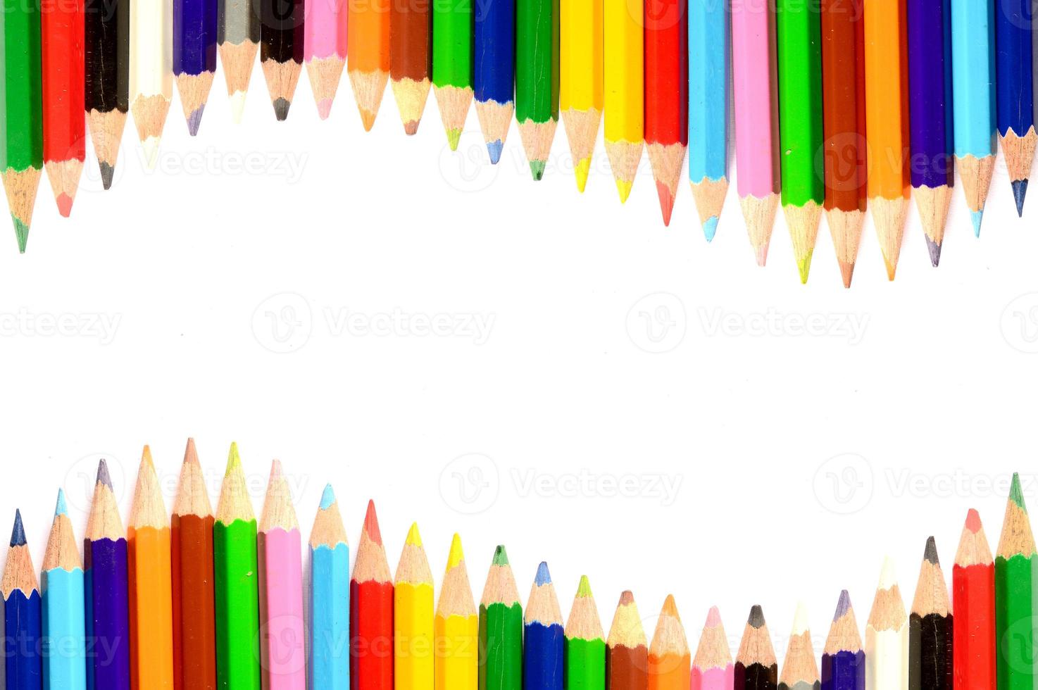 Lápices de colores aislados sobre fondo blanco de cerca foto