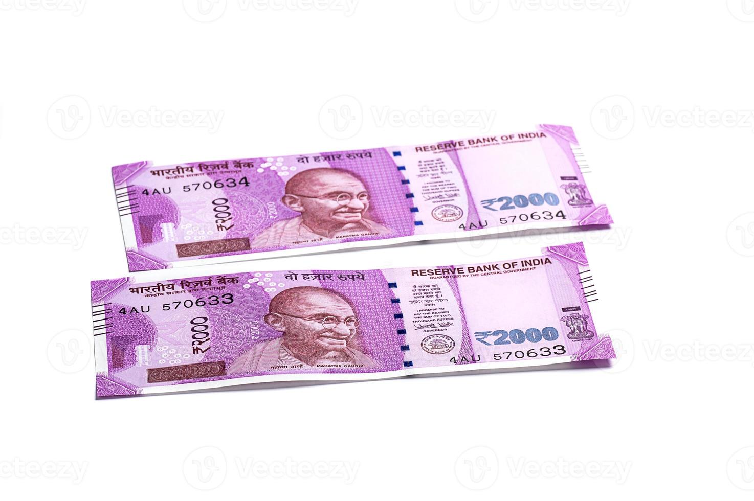 nueva moneda india de rs.2000 aislado sobre fondo blanco. publicado el 9 de noviembre de 2016. foto