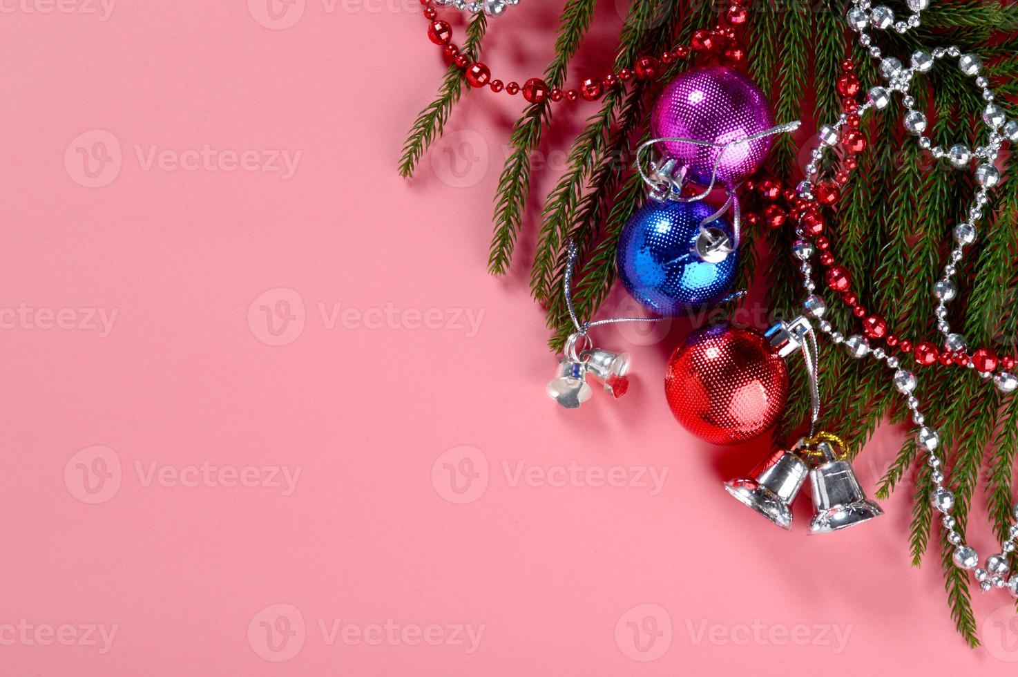 decoración navideña bola de navidad y adornos con la rama del árbol de navidad foto