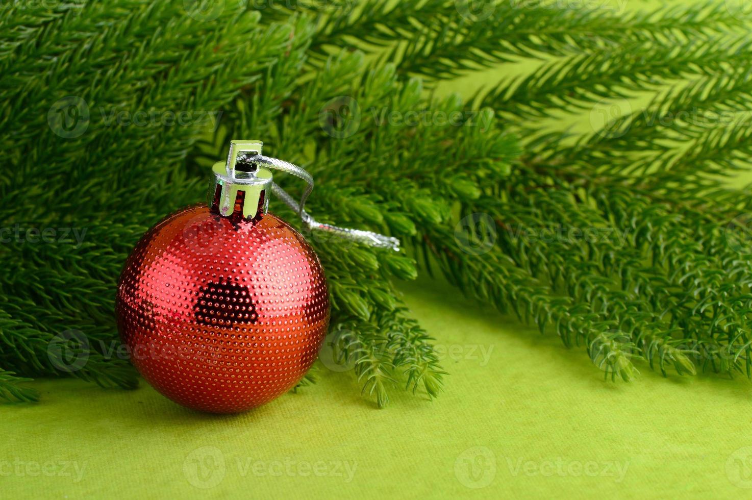 decoración navideña bola de navidad y adornos con la rama del árbol de navidad foto