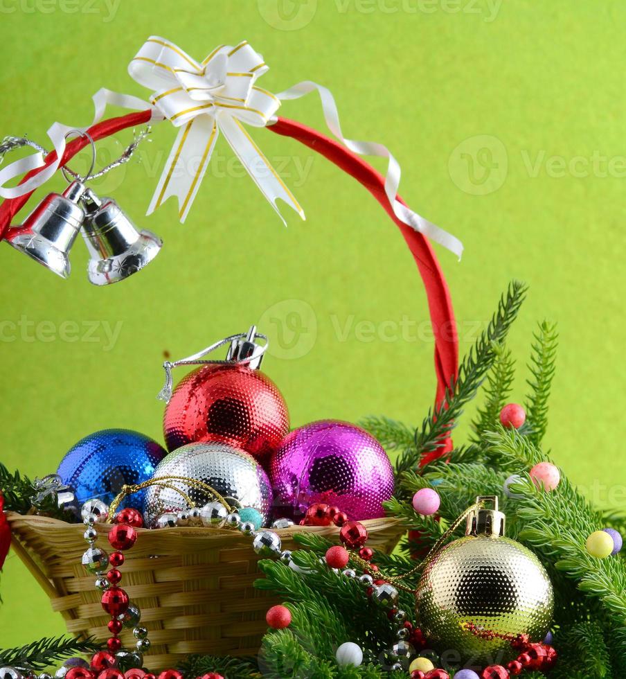 decoración navideña bola de navidad y adornos con la rama del árbol de navidad foto