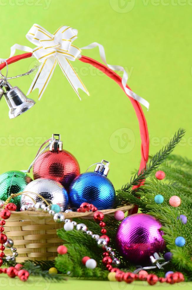 decoración navideña bola de navidad y adornos con la rama del árbol de navidad foto