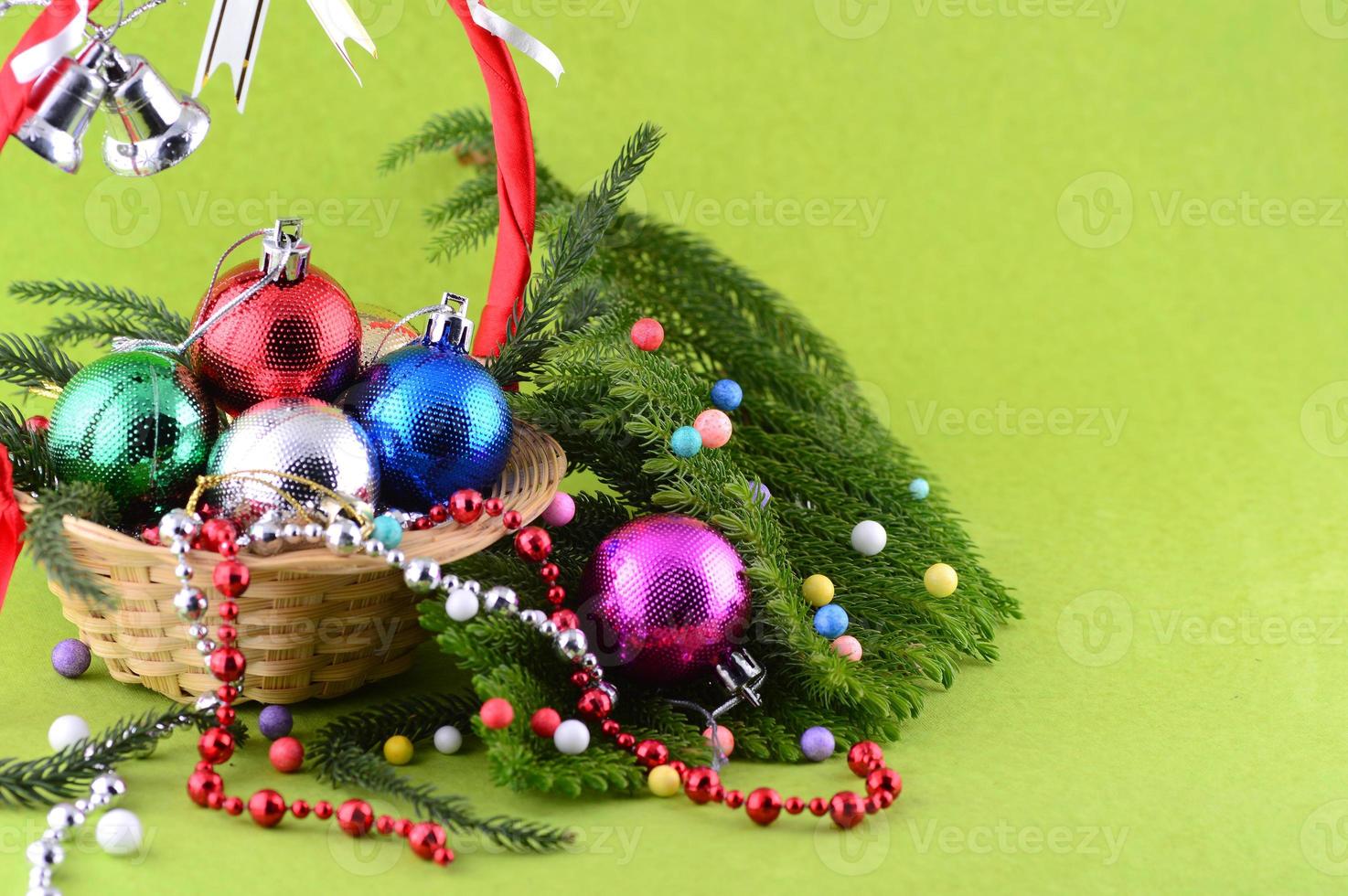 decoración navideña bola de navidad y adornos con la rama del árbol de navidad foto