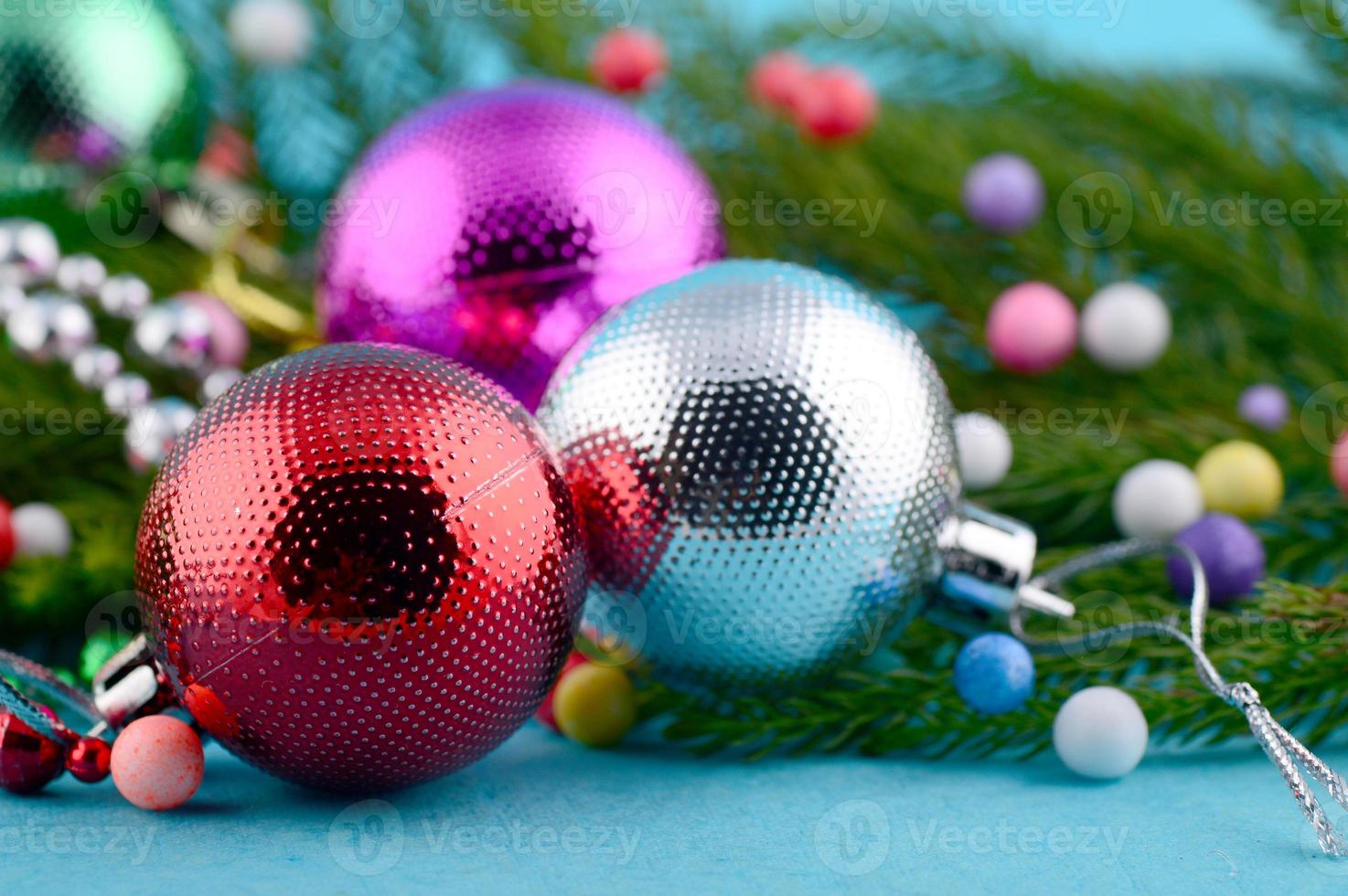 decoración navideña bola de navidad y adornos con la rama del árbol de navidad foto