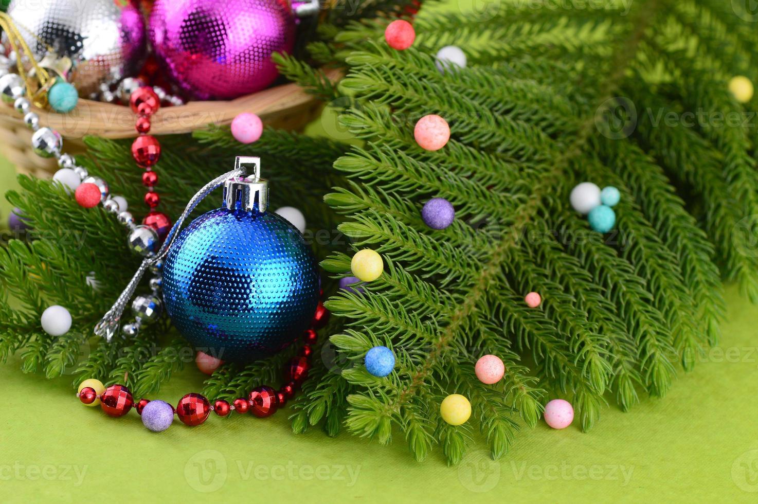 decoración navideña bola de navidad y adornos con la rama del árbol de navidad foto