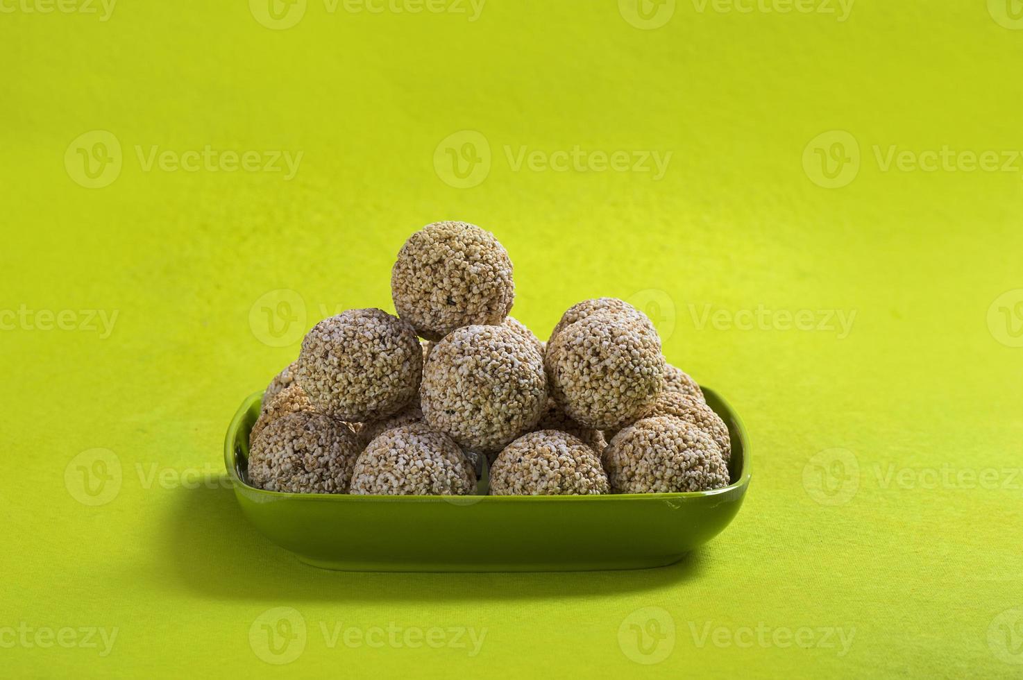 Amaranto o rajgira laddu, cholai ke laddo en placa verde sobre fondo verde foto