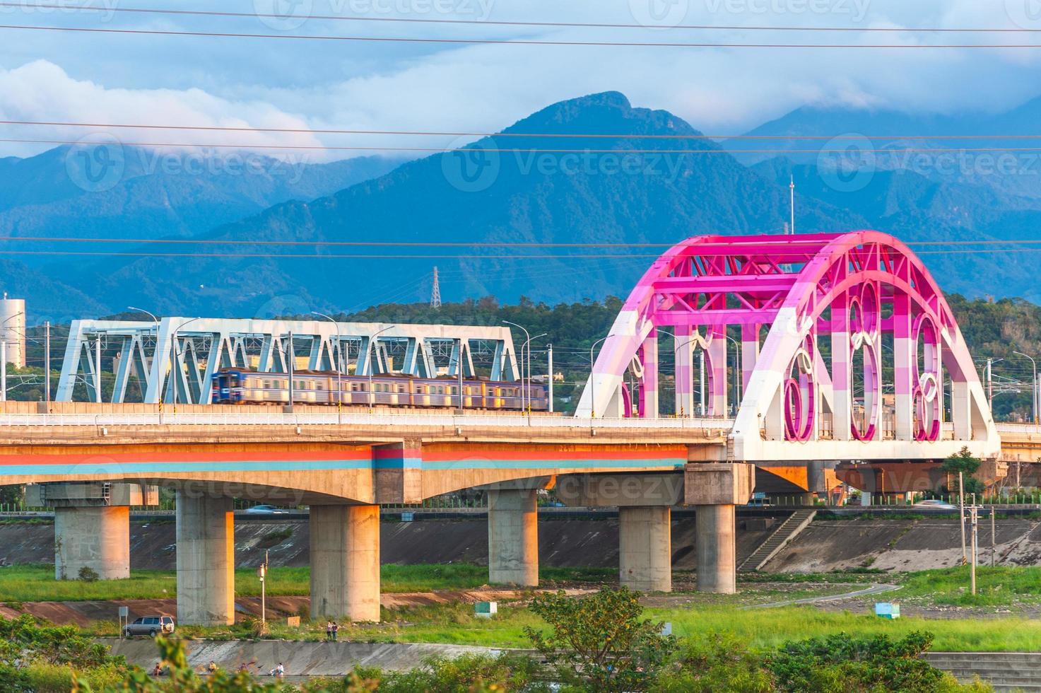 Tren que cruza el puente en la ciudad de Zhubei, Hsinchu, Taiwán foto