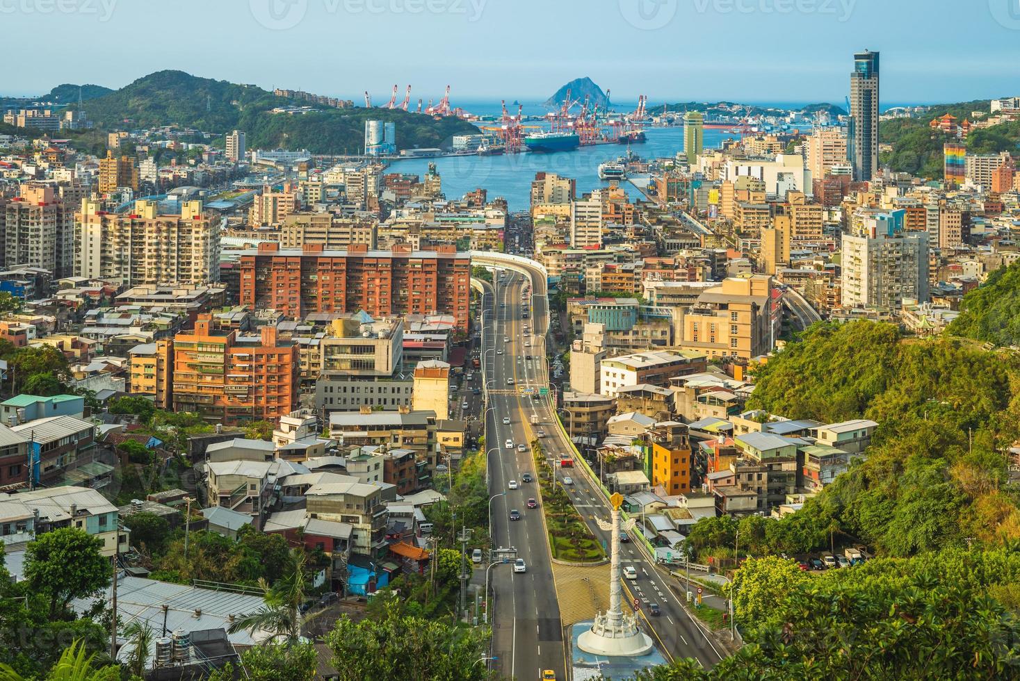 paisaje urbano de la ciudad y el puerto de keelung en taiwán foto