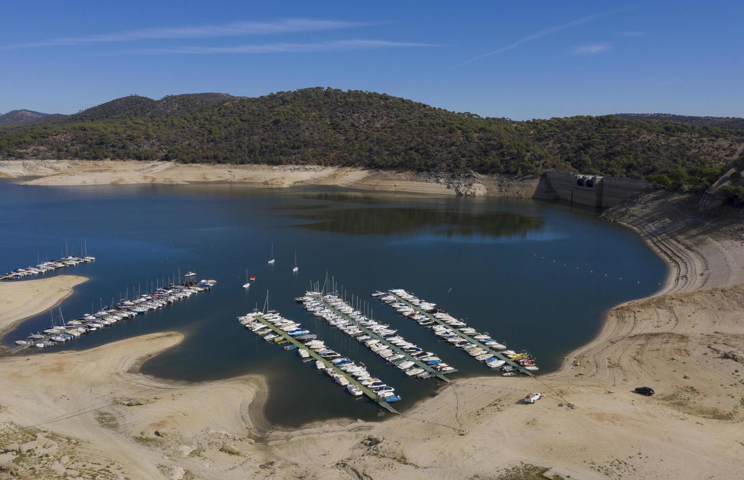 vista aérea del pantano de san juan, pantano de san juan, en la localidad de pelayos de la presa, en la comunidad de madrid foto