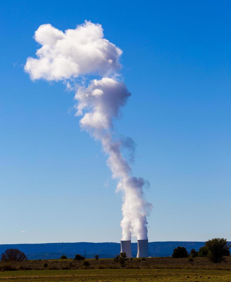 Chimeneas humeantes de una planta de energía nuclear en la provincia de Guadalajara, Castilla la Mancha, España foto