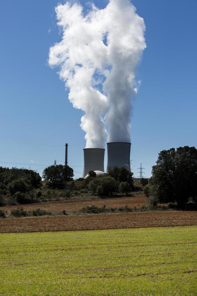 Chimeneas humeantes de una planta de energía nuclear en la provincia de Guadalajara, Castilla la Mancha, España foto