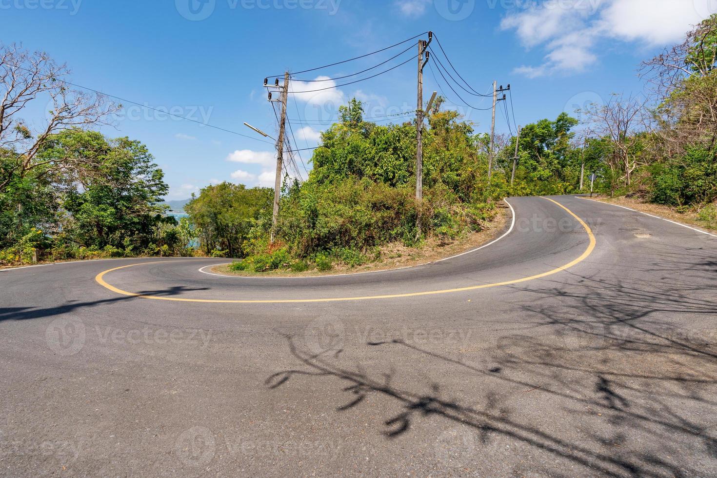 la carretera asfaltada alrededor de la isla de phuket en la temporada de verano foto
