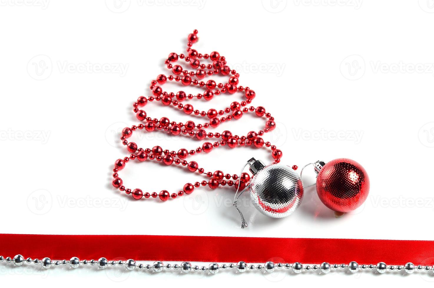 Decoración de Navidad, árbol de Navidad de adorno con bolas sobre fondo blanco. foto