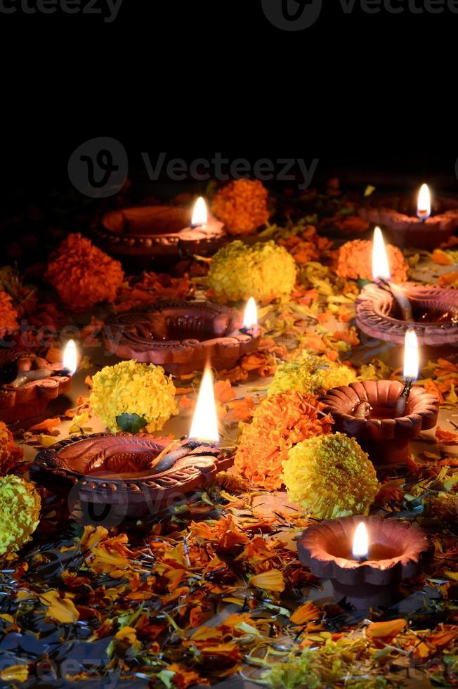 Lámparas de arcilla diya encendidas durante la celebración de Diwali. diseño de tarjeta de felicitación festival de luz hindú indio llamado diwali foto