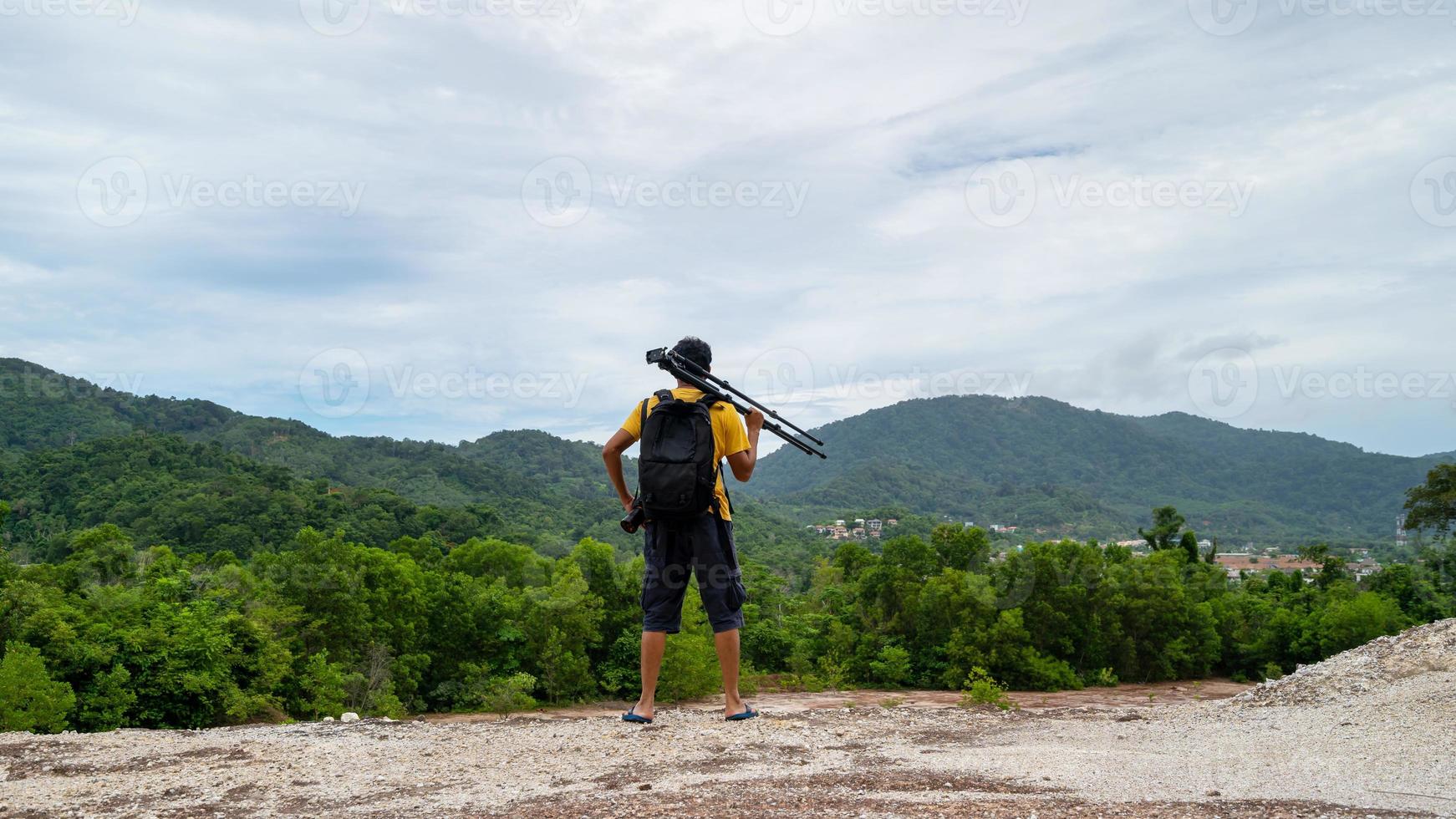 Fotógrafo profesional masculino en alta montaña toma una foto