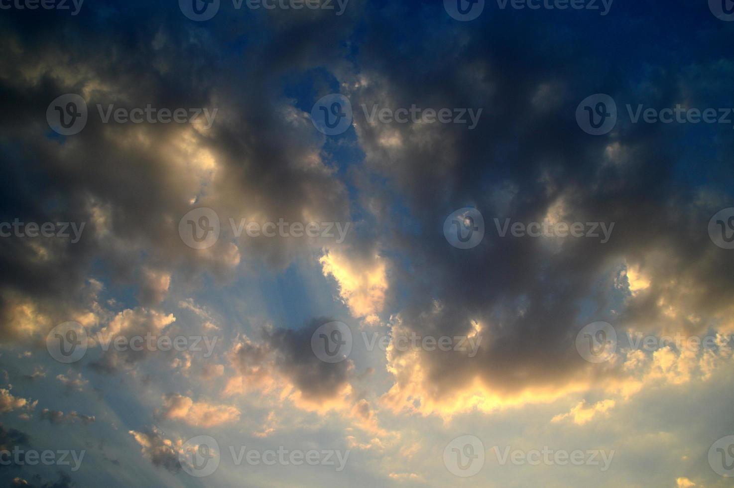 hermoso cielo al atardecer con nubes. cielo abstracto. foto