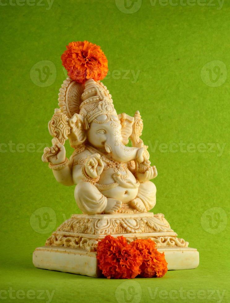 dios hindú ganesha. ídolo de ganesha sobre fondo verde foto