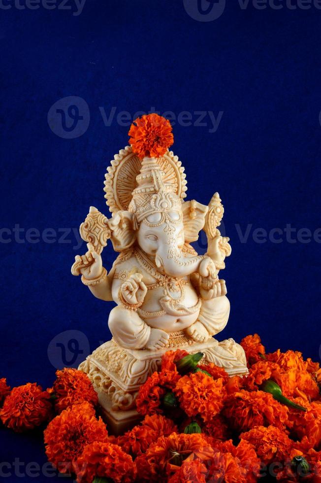 dios hindú ganesha. ídolo de ganesha sobre fondo azul foto