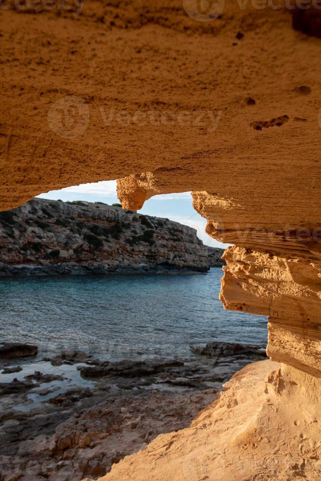 Hermosa cala d en baster en la isla de formentera en las islas baleares en españa foto