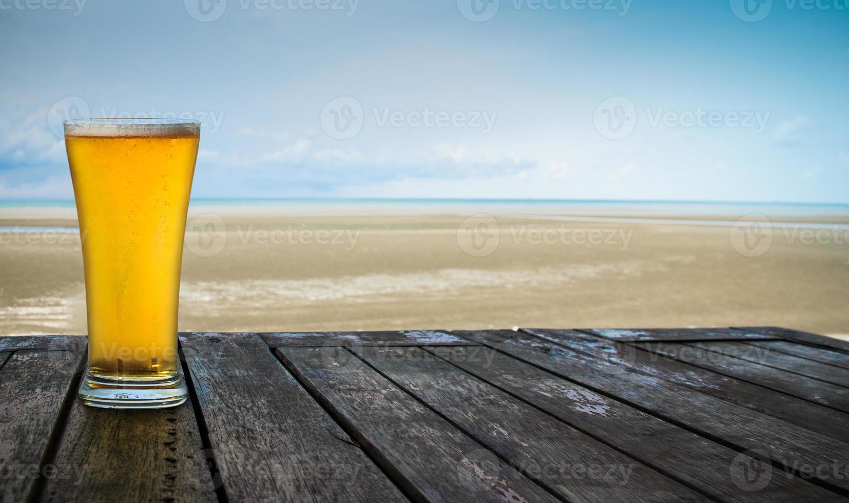 cerveza frente al mar foto