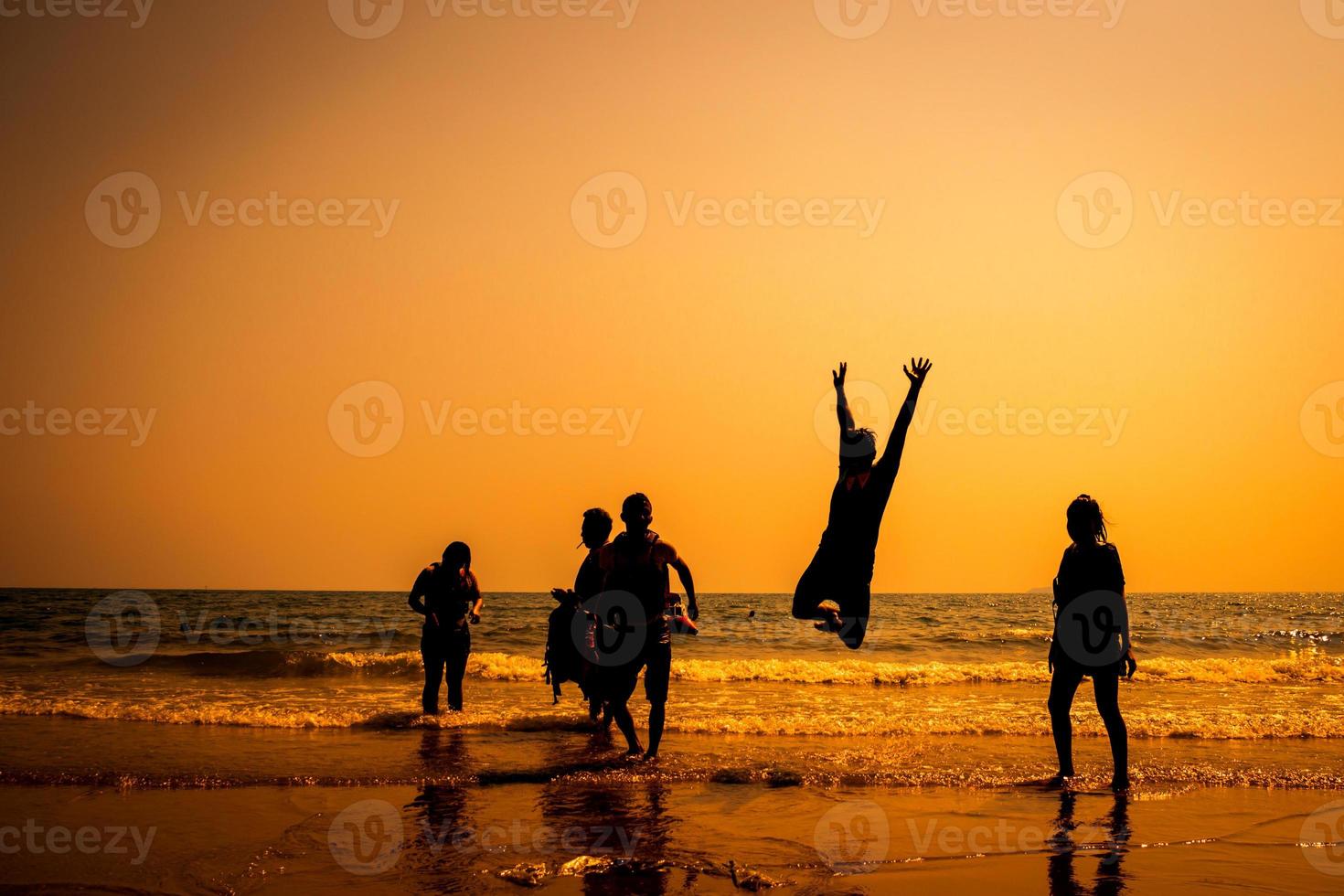 saltando al atardecer foto