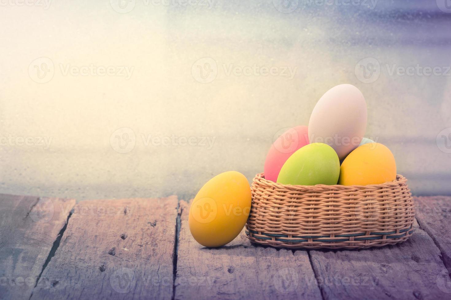huevos de pascua en madera foto