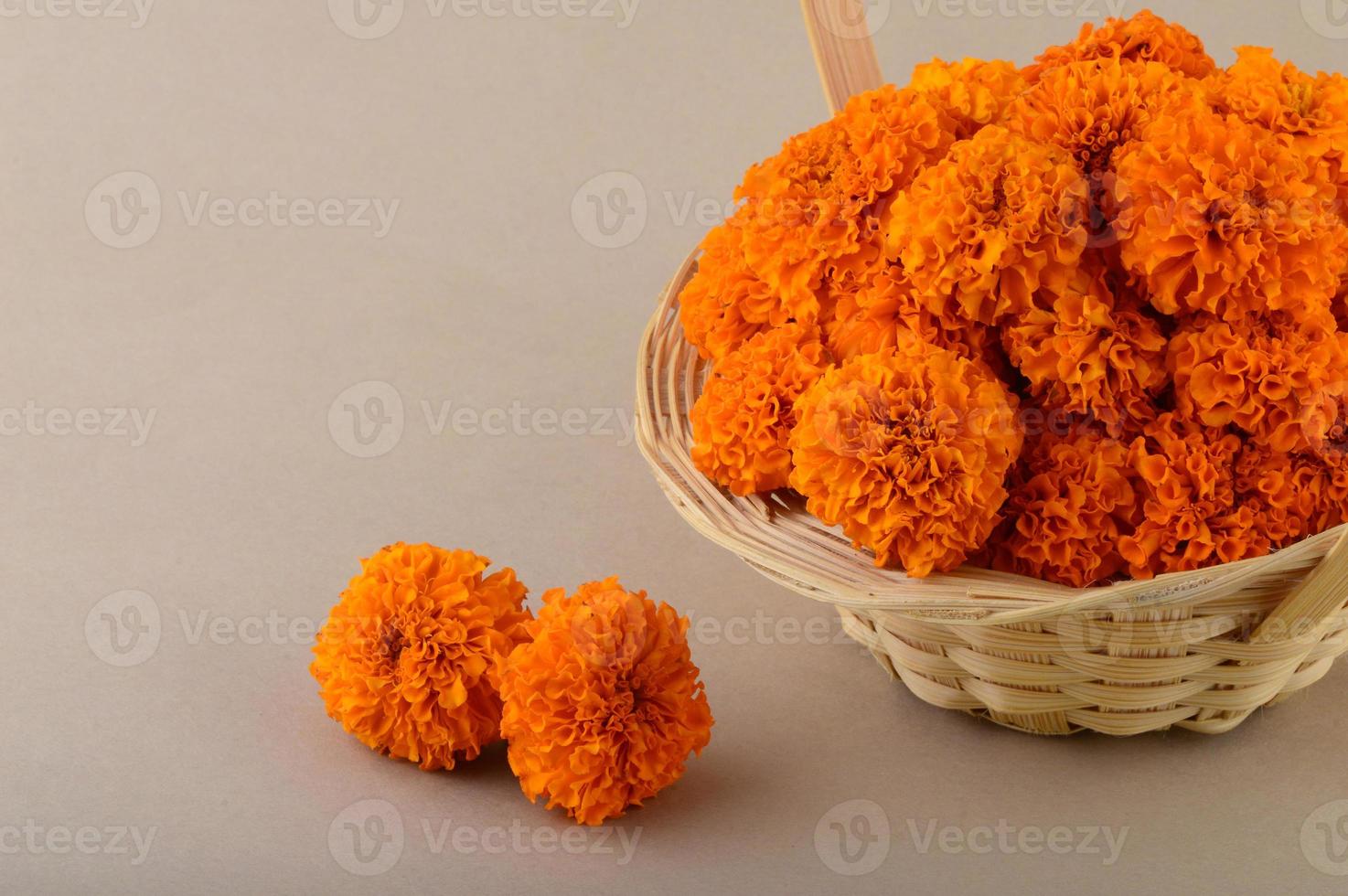 caléndula, zendu flores flores en una canasta de bambú. foto