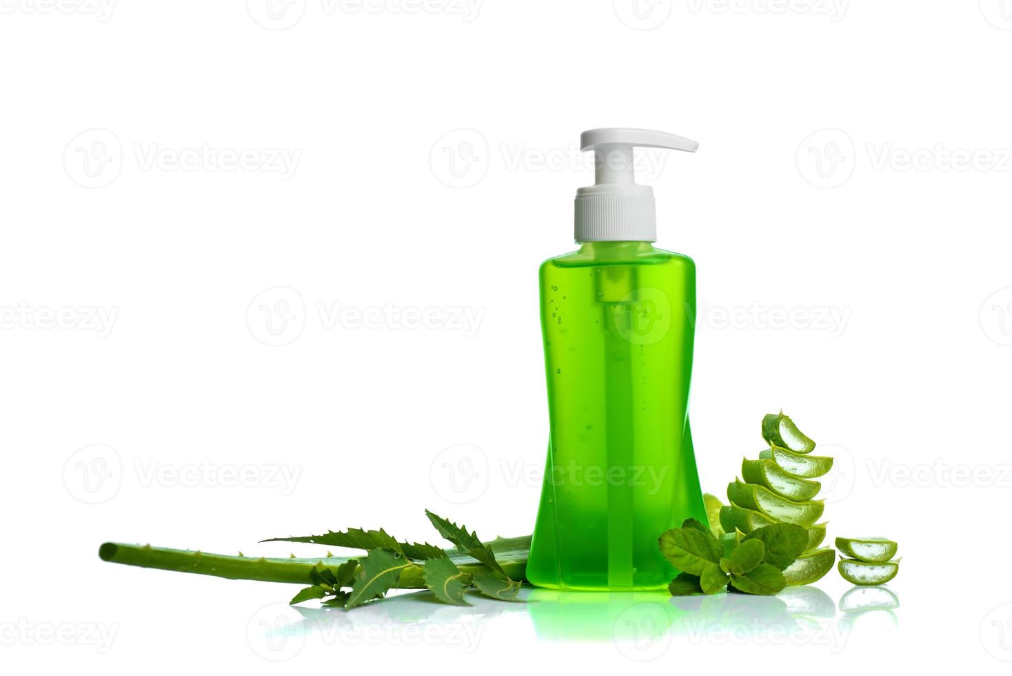 botella de jabón líquido o crema o dispensadores de lavado de cara con aloe vera, neem y hojas de albahaca aisladas sobre fondo blanco. foto