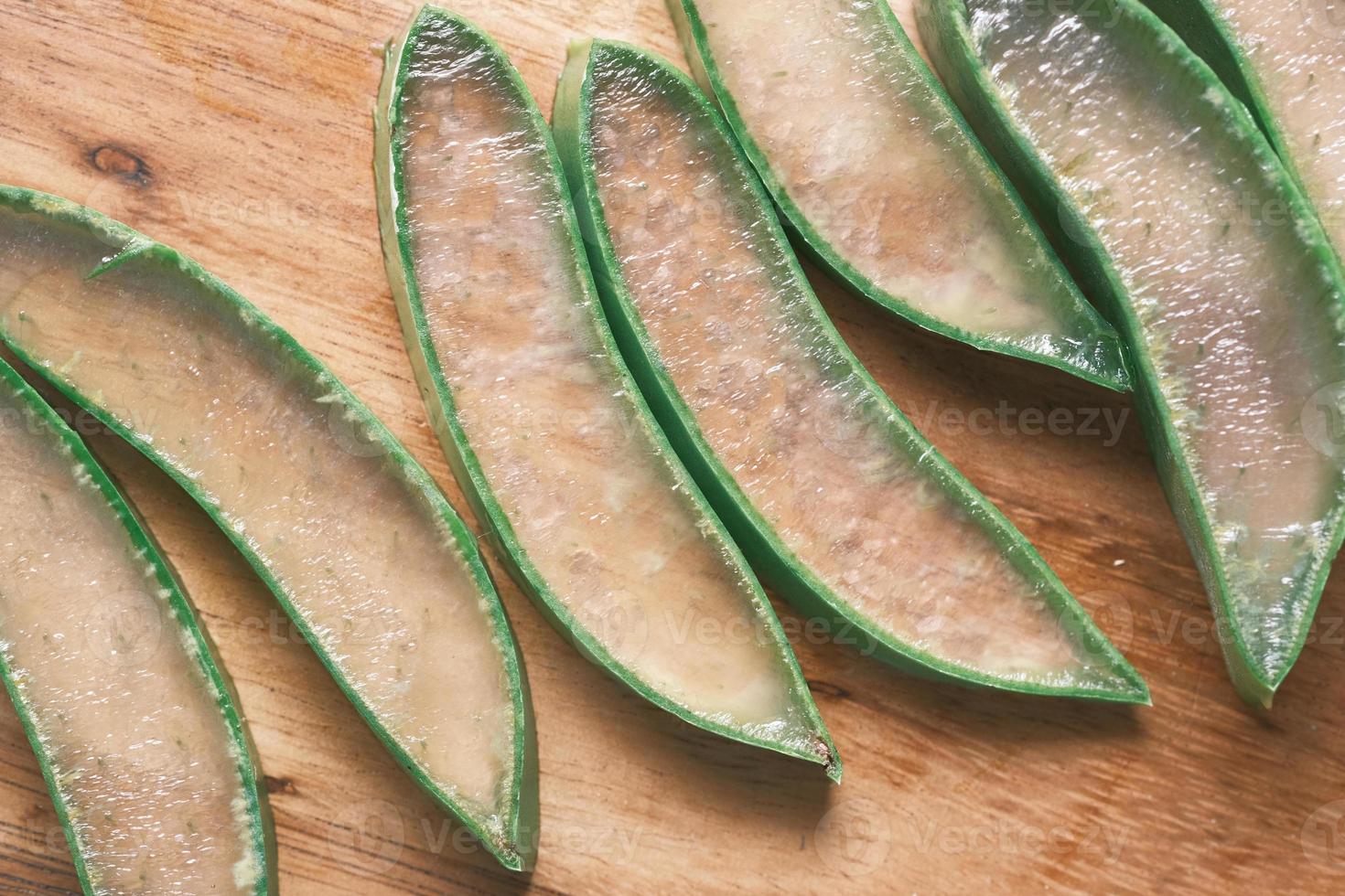 Primer plano de aloe vera fresco en rodajas sobre una tabla de cortar foto