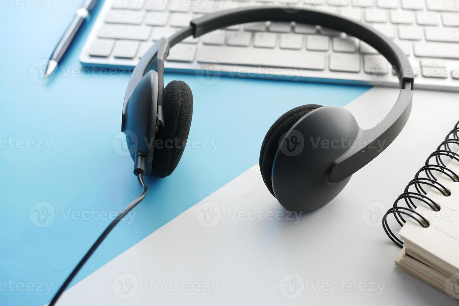 Auriculares del centro de llamadas en la computadora portátil en la mesa, foto