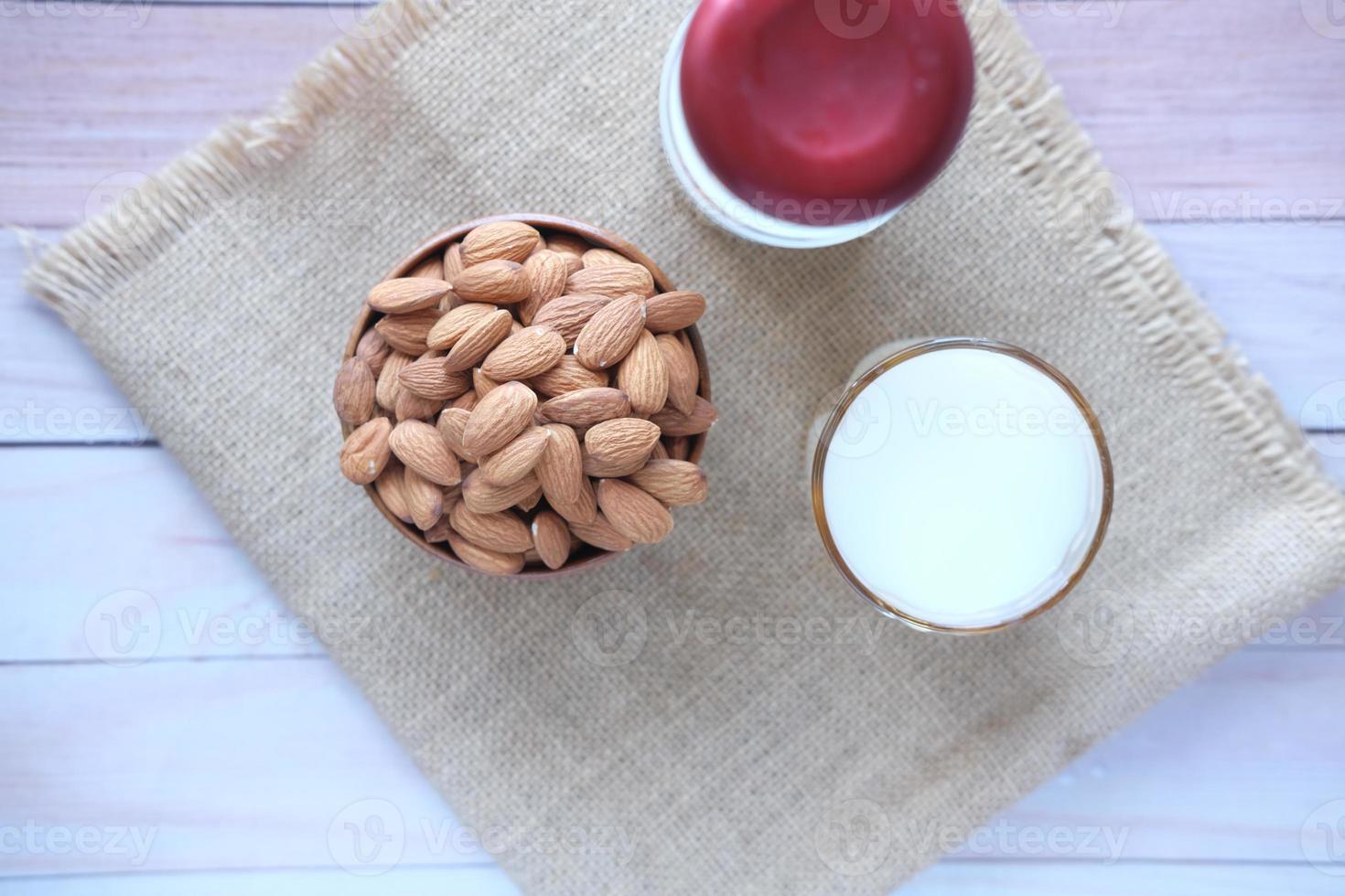 nuez de almendra y leche en la mesa foto