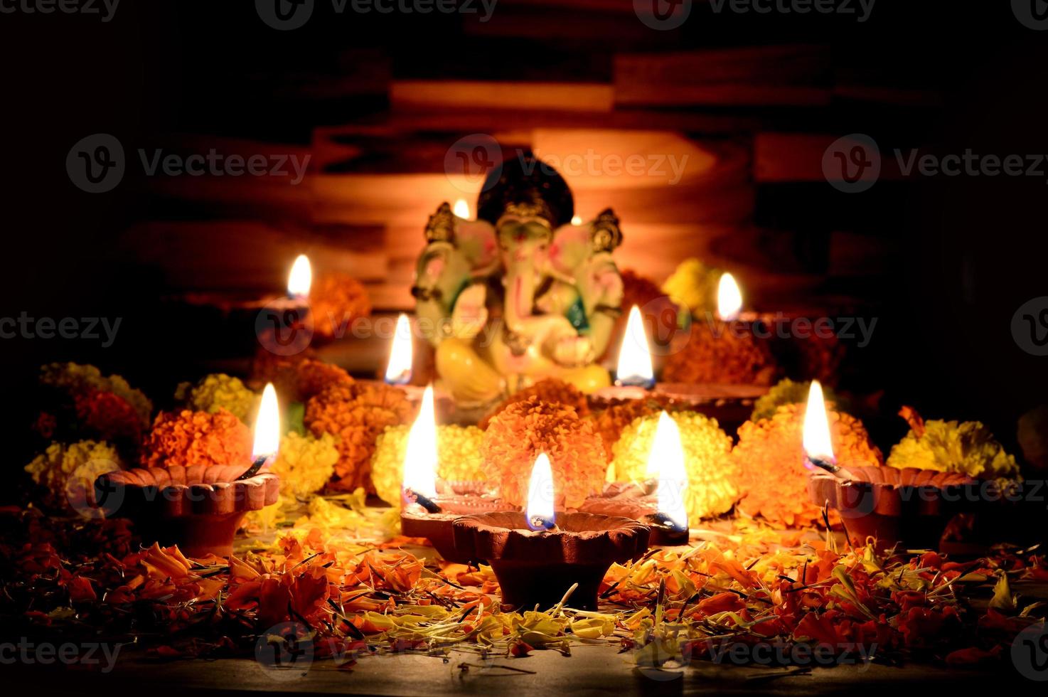 Lámparas de arcilla diya encendidas con el señor ganesha durante la celebración de diwali. diseño de tarjeta de felicitación festival de luz hindú indio llamado diwali foto