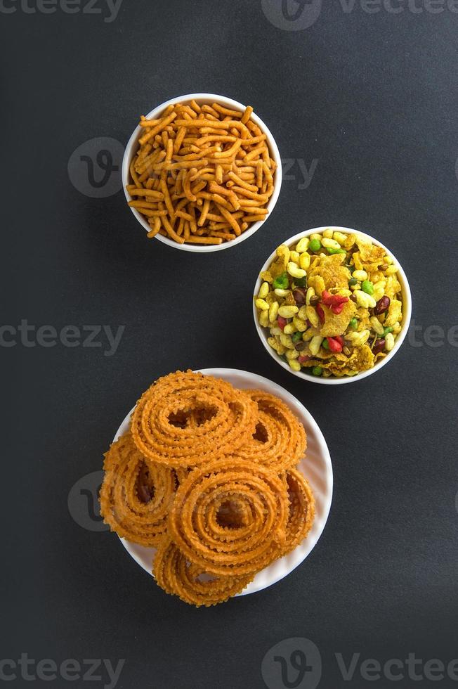 snack indio chakli, chakali o murukku y harina de gramo besan sev y chivada o chiwada. comida diwali foto