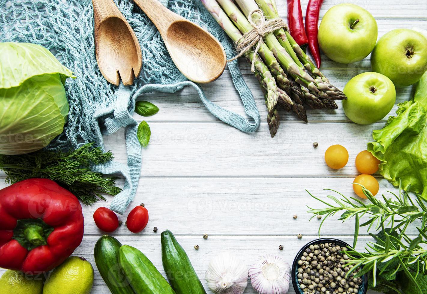 verduras y frutas frescas con una bolsa de hilo foto