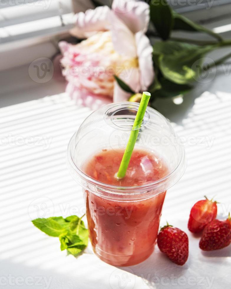 refrescante bebida de verano con fresa foto