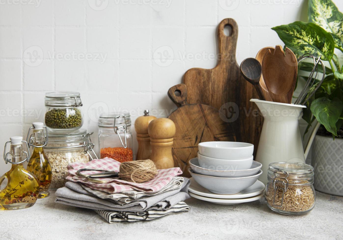 utensilios de cocina, herramientas y vajilla en la pared de azulejos blancos de fondo. foto