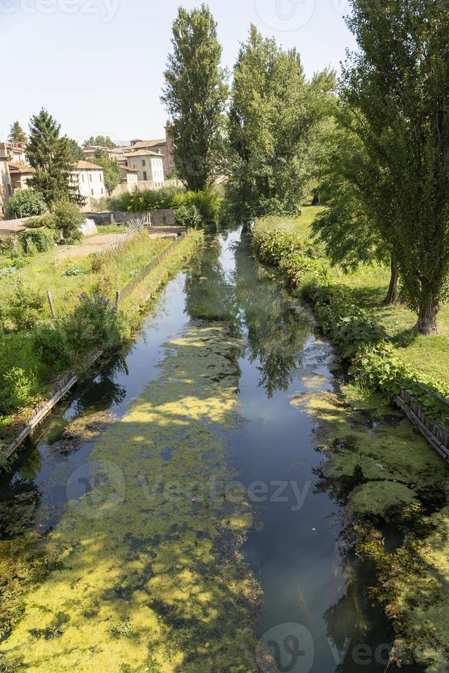 pequeño río que pasa fuera de la ciudad de bevagna foto