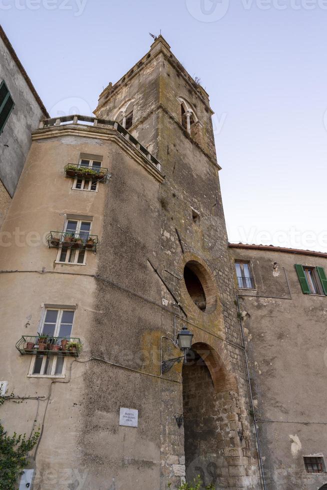 una de las puertas de entrada al pueblo de collescipoli foto