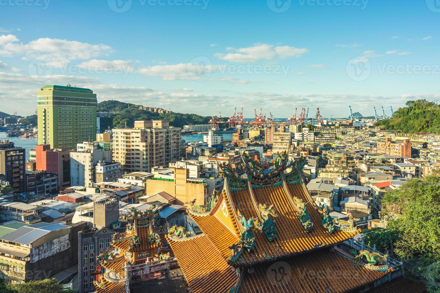 paisaje de la ciudad y el puerto de keelung en taiwán foto