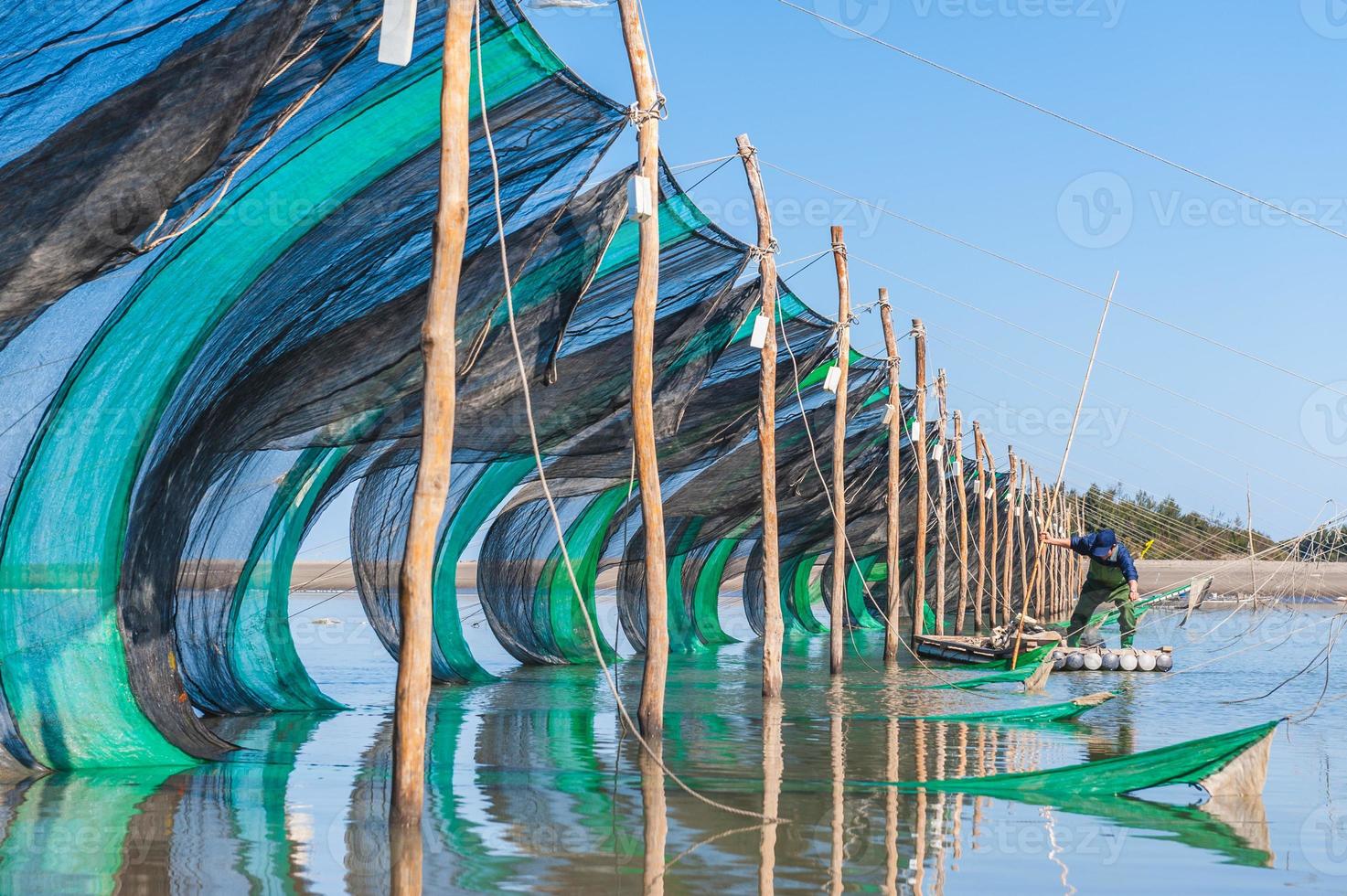 Trampas para anguilas en medio del río en Miaoli, Taiwán foto