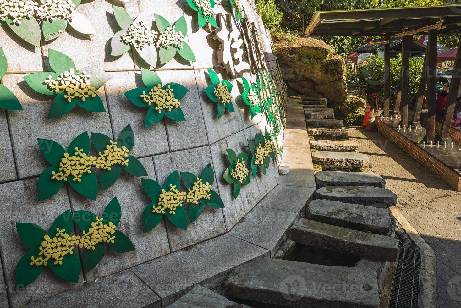 Antiguo canal de piedra utilizado para lavar la ropa en la entrada del callejón Osmanthus en Nanzhuang, Taiwán foto