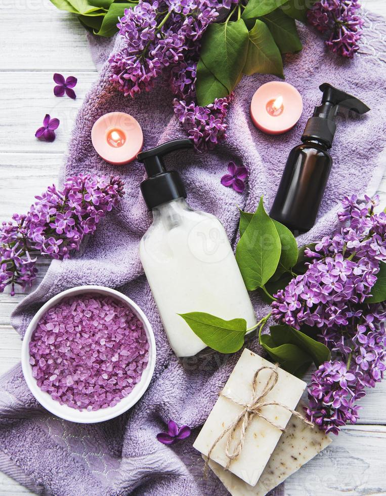 entorno de spa con flores lilas foto