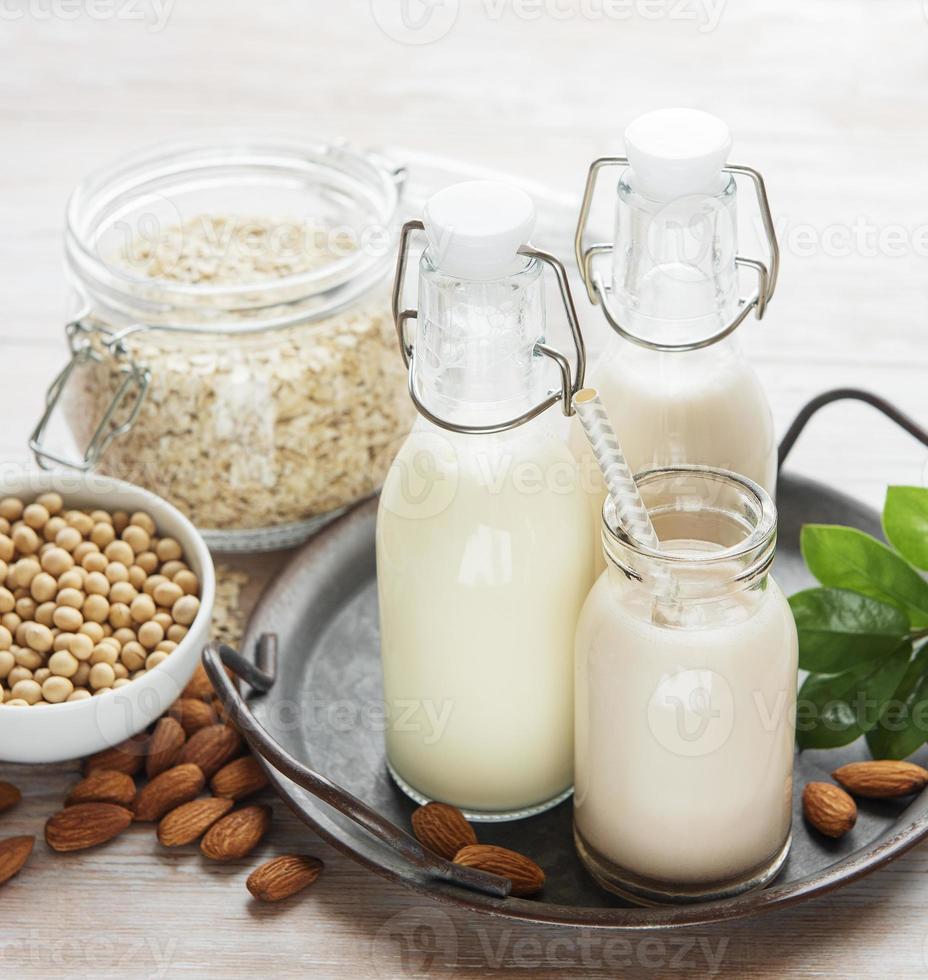 tipos alternativos de leches veganas en botellas de vidrio foto