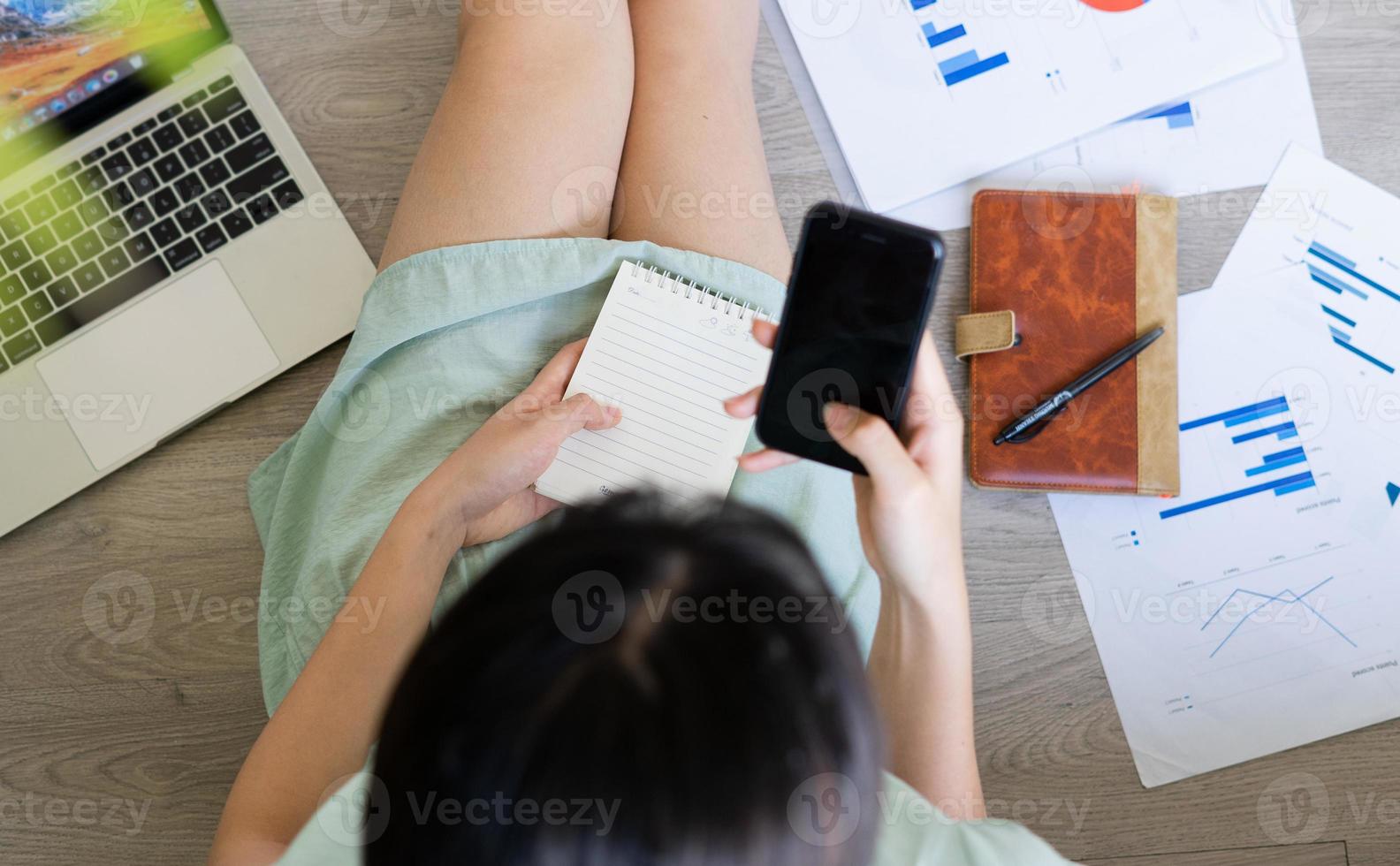 joven mujer asiática que trabaja en línea desde casa foto