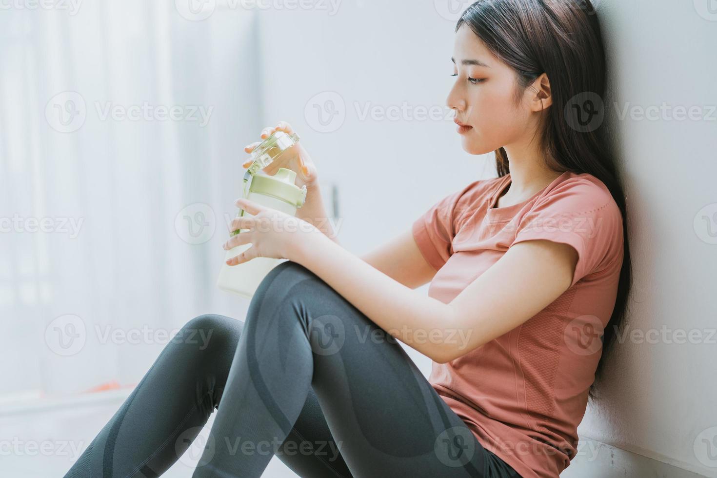 mujer asiática está descansando después del yoga foto