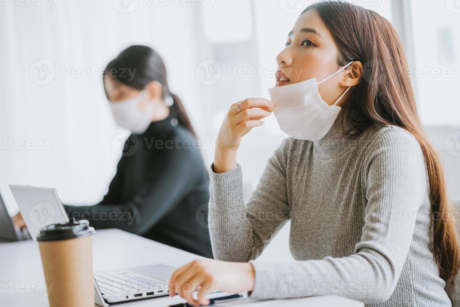 The woman had to remove the mask to breathe after having to wear it for a long time photo