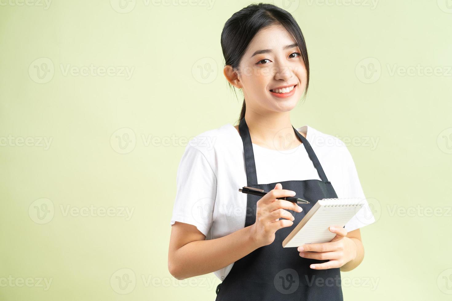 camarera asiática sosteniendo una nota en la mano foto