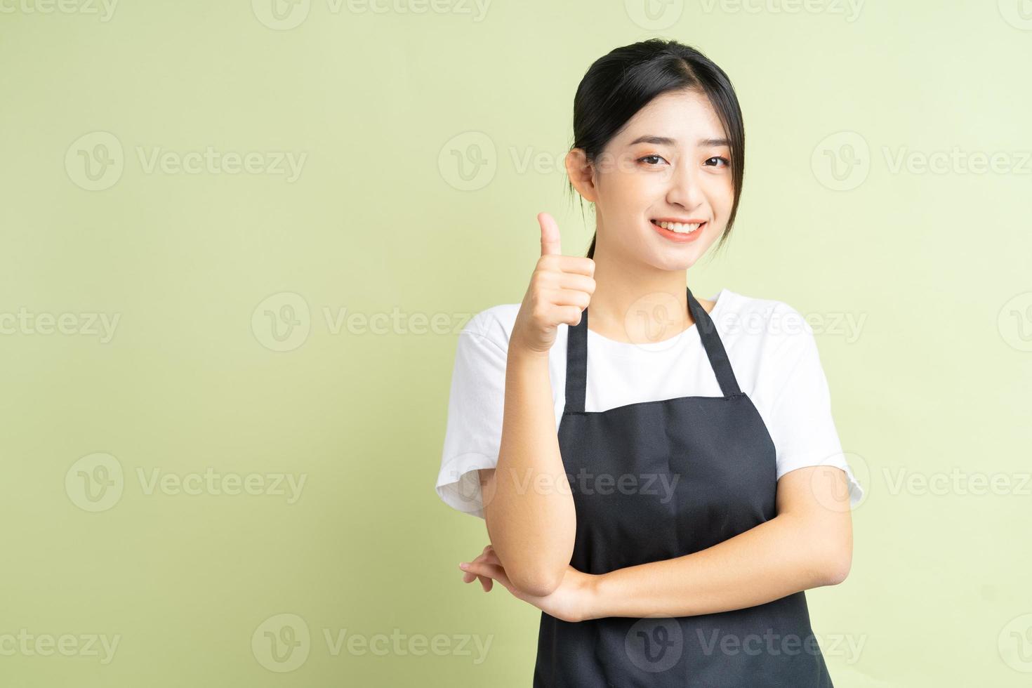 la camarera asiática da los pulgares para arriba foto